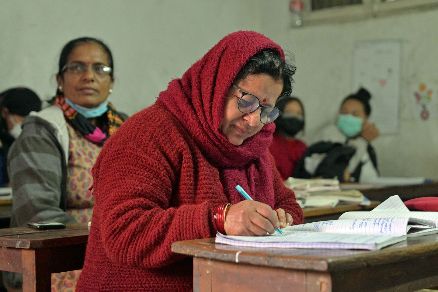 आमाहरूको ‘प्रेरणा’: जहाँ छोरी–नातिनीसँगै पढ्छन् आमा–हजुरआमाहरू (भिडियोसहित)